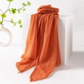 Eleganter einfarbiger oranger Schal mit Knitteroptik und Fransen auf weißem Sockel - 100*190cm / 67 Orange