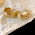 Orecchini a perno a sfera dorati testurizzati con finitura spazzolata opaca su carta - 32# Perno in Acciaio - Oro - Forma a C Texturizzata Spazzolata