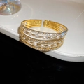 Détails macro d'un bracelet doré multicouche avec perles et strass sur céramique - Or-Diamant en Rangée de Perles à Quatre Couches (40#HB3099)