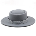 Dettaglio cappello boater grigio a tesa larga con quattro file di cinturini in strass - M(56-58cm) / Grigio chiaro