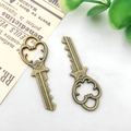 Set mit zwei herzförmigen Vintage-Bronze-Schlüsselanhängern für DIY-Schmuckherstellung - Antik Bronze Herz Schlüssel 13.3x37.7mm