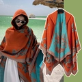 Poncho ethnique à capuche orange avec motifs floraux bleus et détails de glands - Couleur 42