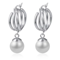 Dettaglio di orecchini a cerchio multipli in argento con perle bianche su sfondo bianco - Oro 18K / Argento