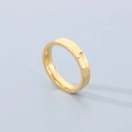 Detalle macro de un anillo dorado con textura martillada y facetas geométricas únicas - US 6 / Estilo Dorado Martillado (KR108639-GC) / 4mm / Dorado