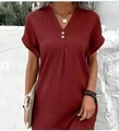Dettaglio di un abito bordeaux con scollo a V, maglia a coste e bottoni decorativi - Rosso scuro