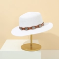 Dettaglio cappello di paglia bianco con cinturino in pelle marrone e fibbie d'argento - Bianco