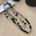 Elegante mehrlagige Kette mit schwarzen, grauen und weißen Perlen auf Silberketten - Schwarz