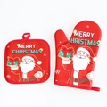 Vista dettagliata del guanto da forno natalizio rosso e presina con Babbo Natale. - Set Guanto + Tappetino
