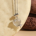 Collar de cadena plateada con colgante de corazón mate blanco y detalles de estrella - Estilo Corazón