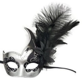 Dettaglio della maschera veneziana argento con piume nere e decoro floreale in seta - Argento Nero