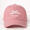 Detailansicht der rosa Baseballkappe mit weißer Schleife und Sophia-Stickerei - Einheitsgröße / Dunkelrosa