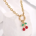 Detalle de un colgante de cereza roja con hojas verdes en una cadena de oro elegante - Estilo Cereza Cadena en O (XL-1091-3)
