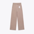 Dettaglio dei pantaloni in maglia a vita alta a gamba larga marroni con lettera C ricamata bianca - S / Pantaloni Cammello