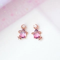 Dettaglio di orecchini luna stella in oro rosa con zirconi rosa a goccia sfumati - Oro rosa