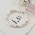Elastisches Natur-Süßwasserperlenarmband mit fünf funkelnden silbernen Strass-Zwischenteilen - Natürliches Weiß