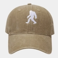 Détail de la texture en coton délavé et de la broderie Bigfoot sur la casquette kaki - Réglable / Kaki