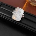 Vista macro di un anello con grande pietra rettangolare e trama naturale di ghiaccio - Base in Argento Con Pietra Preziosa Rettangolare / Argento