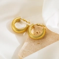 Pendientes de aro en C dorados con textura de piel de serpiente sobre seda y piedra - Dorado