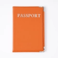 Protège-passeport en cuir PU orange avec lettrage argenté et coins de protection en métal - Orange