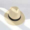 Primer plano de sombrero Panamá de paja beige con cinta negra y detalle de tejido - L (58-60cm) / Beige