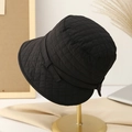Detail eines schwarzen gesteppten Anglerhutes mit Rautenmuster auf Goldständer - M (56-58cm) / Schwarz