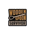 Détail du pin's émaillé avec texte Wooden Spoon Survivor sur alliage de zinc poli - Motif Wooden Spoon Survivor (QHXZ962)