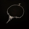 Collar de mariposa gótica con ramas de espinas en metal plateado sobre fondo negro - Collar de Borla de Mariposa Plateado