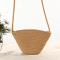 Dettaglio della trama della borsa in cotone intrecciato con zip e sottile tracolla da spiaggia - Stile di base / Cachi