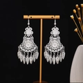 Dettaglio di orecchini etnici in argento con motivi floreali e nappe a foglia - Nappa a Foglia Multistrato (E3824-1) / Argento
