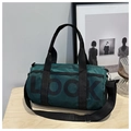 Dettaglio della borsa fitness cilindrica verde con testo LOOK e inserti in mesh - Verde