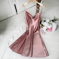 Elegante camisón de satén rosa loto con abertura lateral y escote drapeado suave - S / Rosa