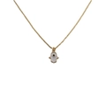 Nahaufnahme der vergoldeten Hamsa-Hand-Kette mit weißer Emaille und Auge-Motiv - Weiß