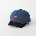 Dettaglio del ricamo a cuore e dell'etichetta tessuta sul berretto da baseball bicolore bimbi - Cuore Rosso / Nero