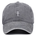Dettaglio del ricamo a croce bianca su cappellino da baseball in cotone grigio scuro lavato - Grigio