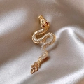 Squisita spilla a forma di drago placcata in oro con zirconi su uno sfondo di seta elegante - Oro