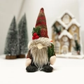 Kerstkabouter met gebreide muts en dennentak voor gezellige feestelijke decoraties - Herenstijl
