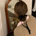 Eleganter schwarzer Samt-Schleifen-Haarclip an einem Modell in Vintage-Ambiente - Schwarz