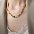 Gouden Cubaanse schakelketting met barokke smaragd zirkoon getoond op een model - Gouden Vierkante Zirkoon Ketting - 40+5cm