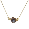 Détail du collier à pendentif étoile avec chaîne à billes dorées et pierre marbrée - Cuivre et Étoile Bleu Outremer