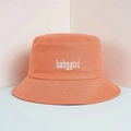 Dettaglio del ricamo babygirl in caratteri gotici sul cappello a secchiello arancione - Taglia unica / Arancione