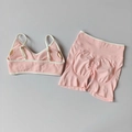 Rosa Yoga-Set mit geripptem Sport-BH und High-Waist-Shorts mit Scrunch-Butt-Effekt - Hellrosa