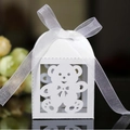 Scatola regalo bianca tagliata al laser con design a orsetto e nastro in organza - Bianco