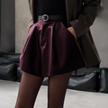 Eleganti pantaloncini da donna in pelle bordeaux con pieghe in vita e cintura nera - S / Borgogna
