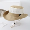 Detail van ademende mesh zonnehoed voor kinderen met smiley-patch en verstelbaar kinbandje - 54cm / Beige
