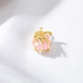 Herzanhänger mit rosa Kristall und goldenem Blatt auf weißem strukturiertem Stoff - Vergoldet Rosa Tropfen Anhänger