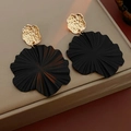 Detail von geometrischen Blumenohrringen mit gehämmertem Gold und mattschwarzen Blättern - Gold + Schwarz (Silberstift)