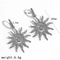 Detailoverzicht van zilveren zonnestraal oorbellen met 40 mm lengte en 6,6 g gewicht - Zilveren Zon Stijl (TE60009-S)
