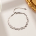 Silbernes Schlangenkette-Armband mit quadratischen Perlen und gravierten Love-Lettern - Silber