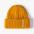 Berretto in maglia giallo senape con ricamo a X bianco e trama a coste spessa invernale - Taglia unica / Giallo