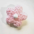 Detail eines rosa Teddy-Fleece Blumen-Accessoires mit weißem Pompon und weicher Textur - 8cm Doppelseitig (Teddy Samt) / Rosa